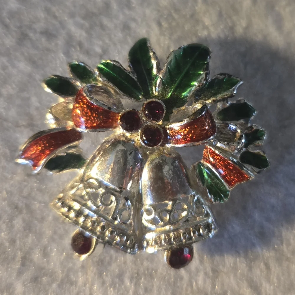 Avon Christmas Pin Red Green Silvertone 1.50 X 1.50